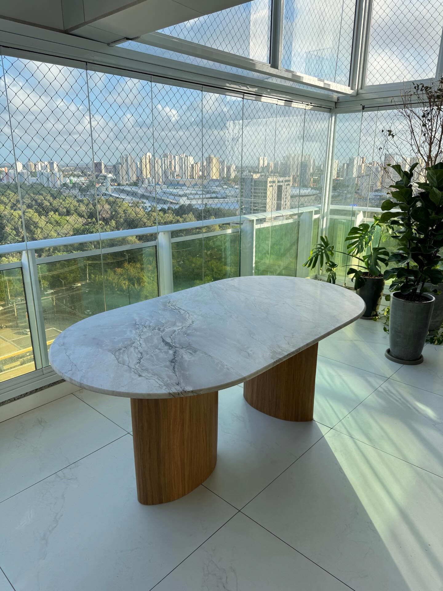 Mesa oval em pedra natural Alfaia com base em madeira