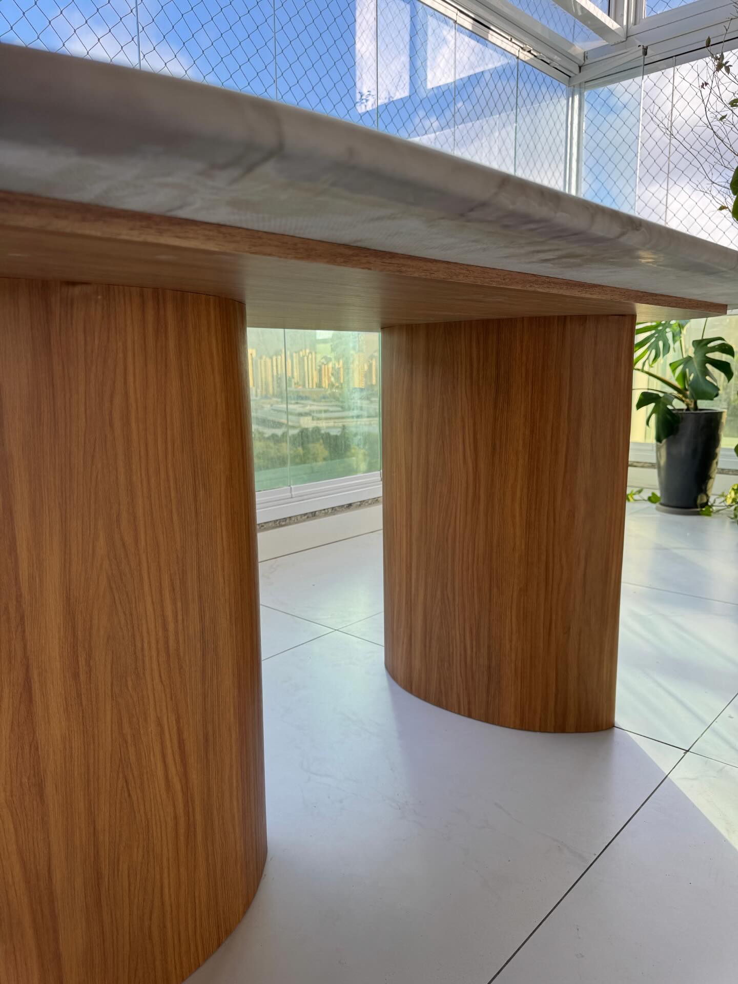 Detalhe de base de madeira Alfaia